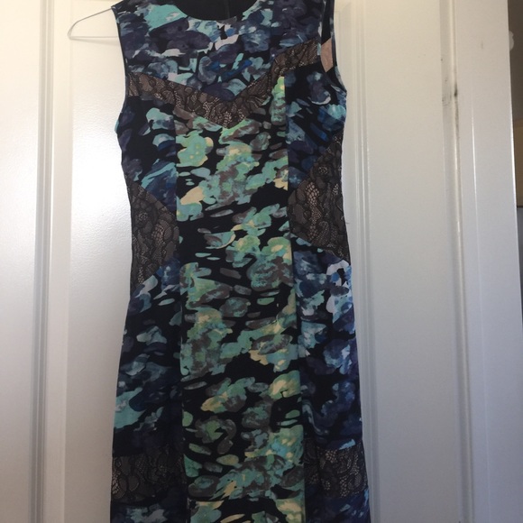 Beautiful floral and lace trim dress - Picture 4 of 6